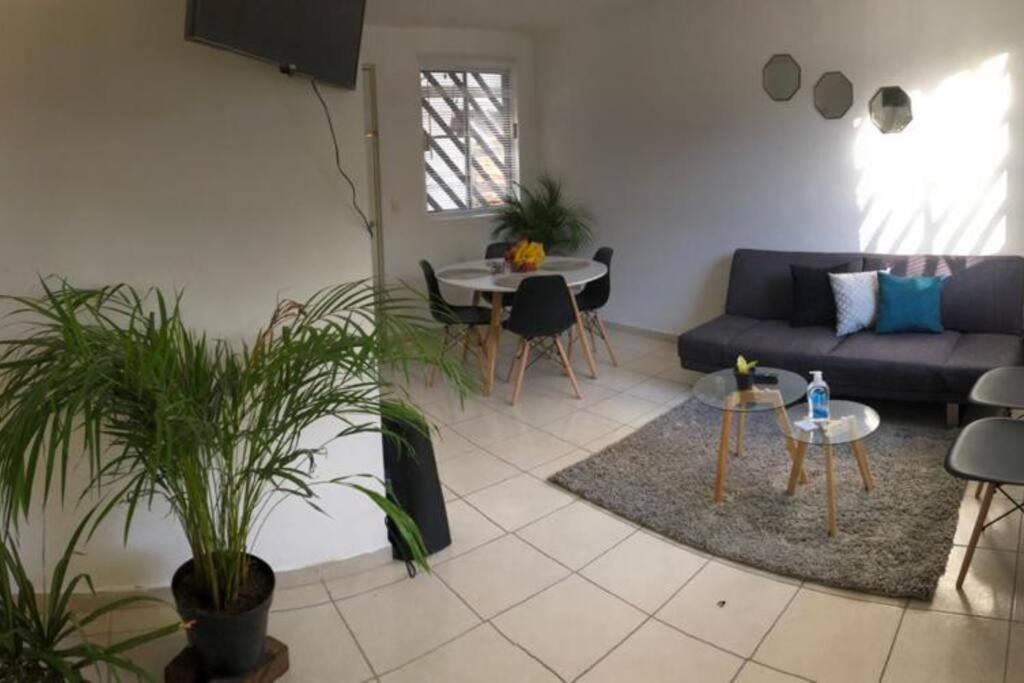 Comfortable And Private House 2 Bedrooms Wifi Parking Free Монтеррей Екстер'єр фото